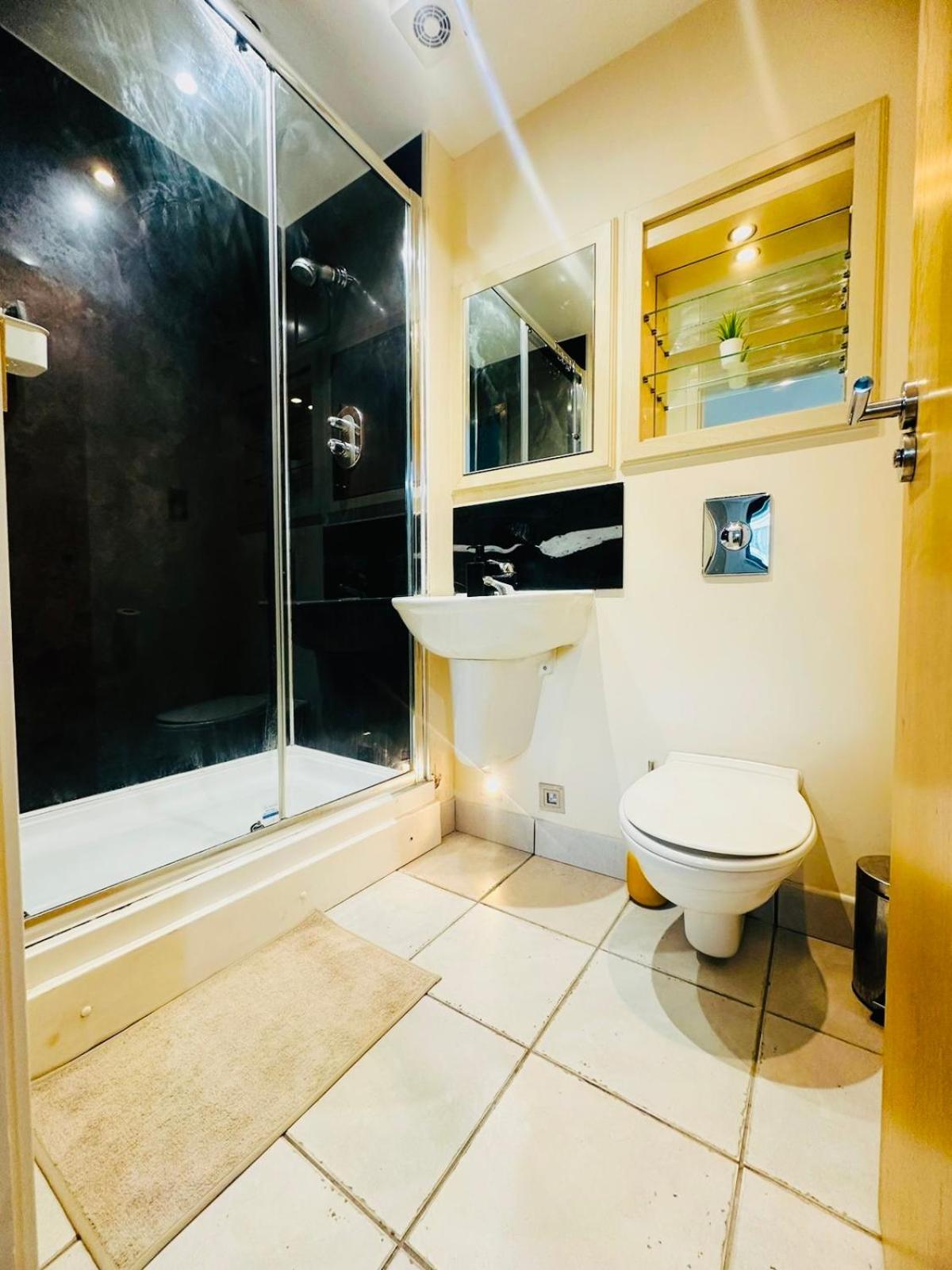 Modern 2Bed 2Bath Apartment Canary Wharf - Upto 5 Person Londres Extérieur photo